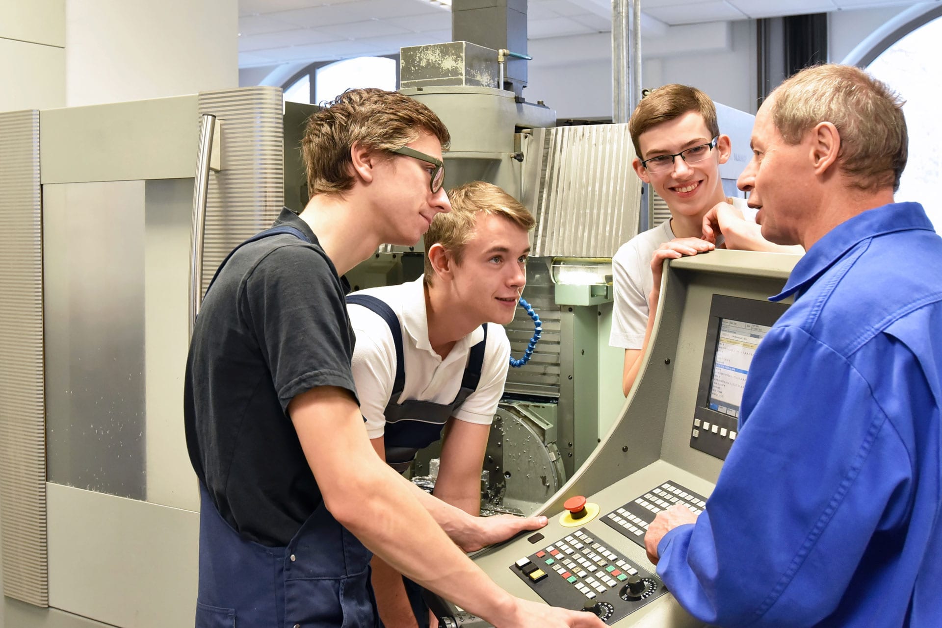 jungs-gruppe-lehrer-maschine / © industrieblick / stock.adobe.com