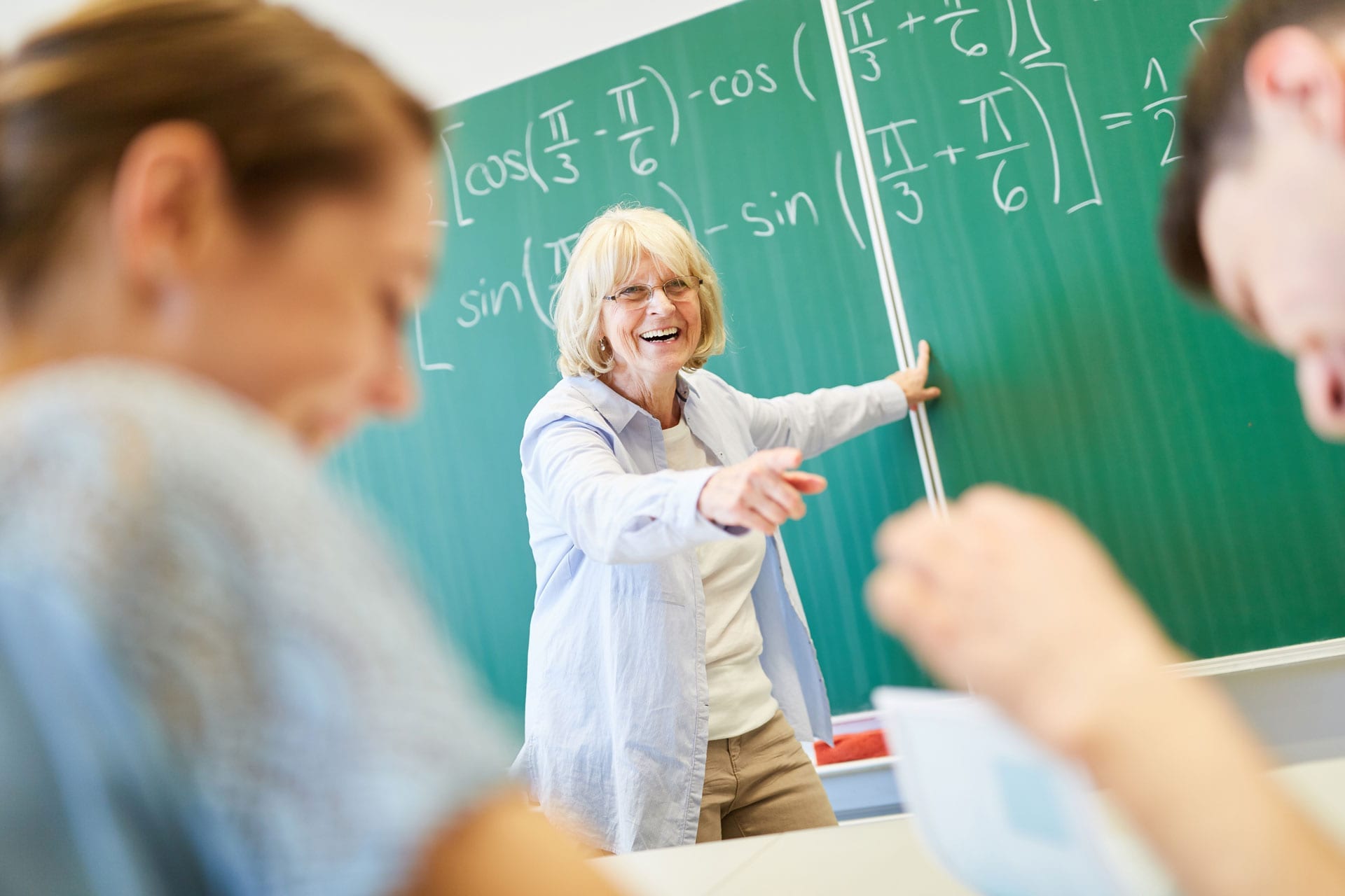 lehrerin-tafel-senior © Robert Kneschke / stock.adobe.com