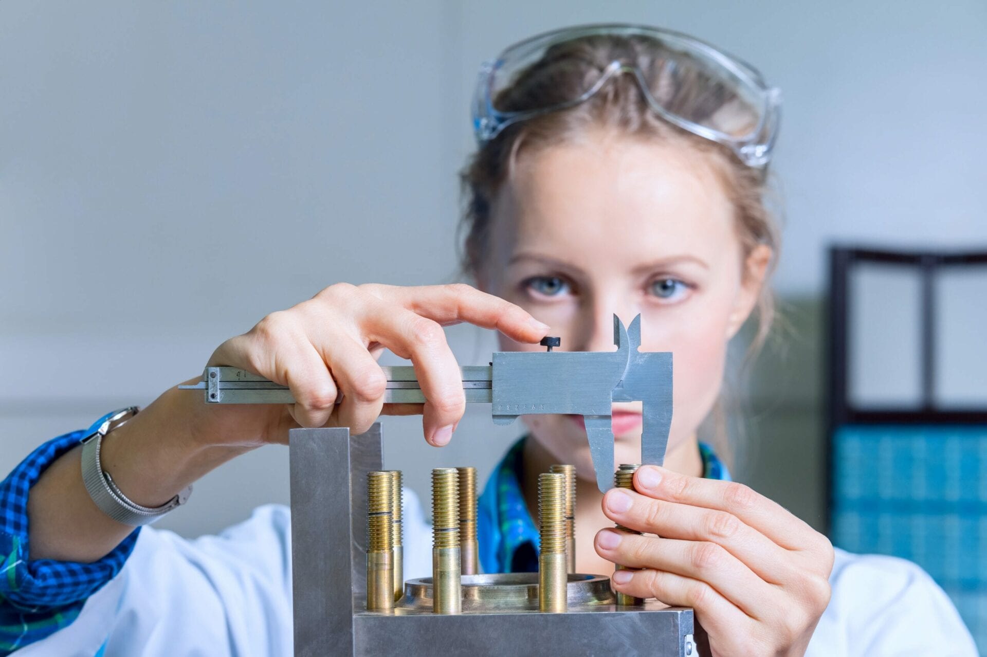 Woman engineer measures the size of the device in the modern lab © Joe-L / stock.adobe.com