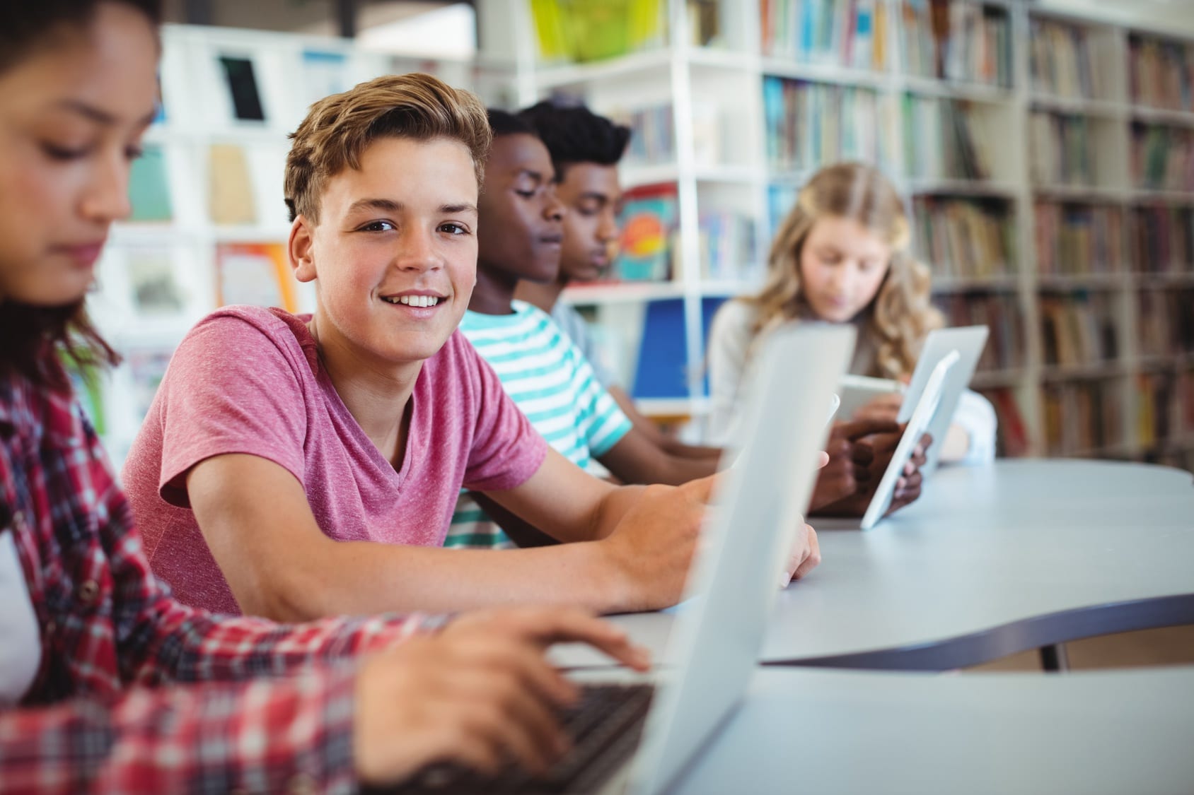 Students using laptop, digital tablet © Robert Kneschke/Fotolia