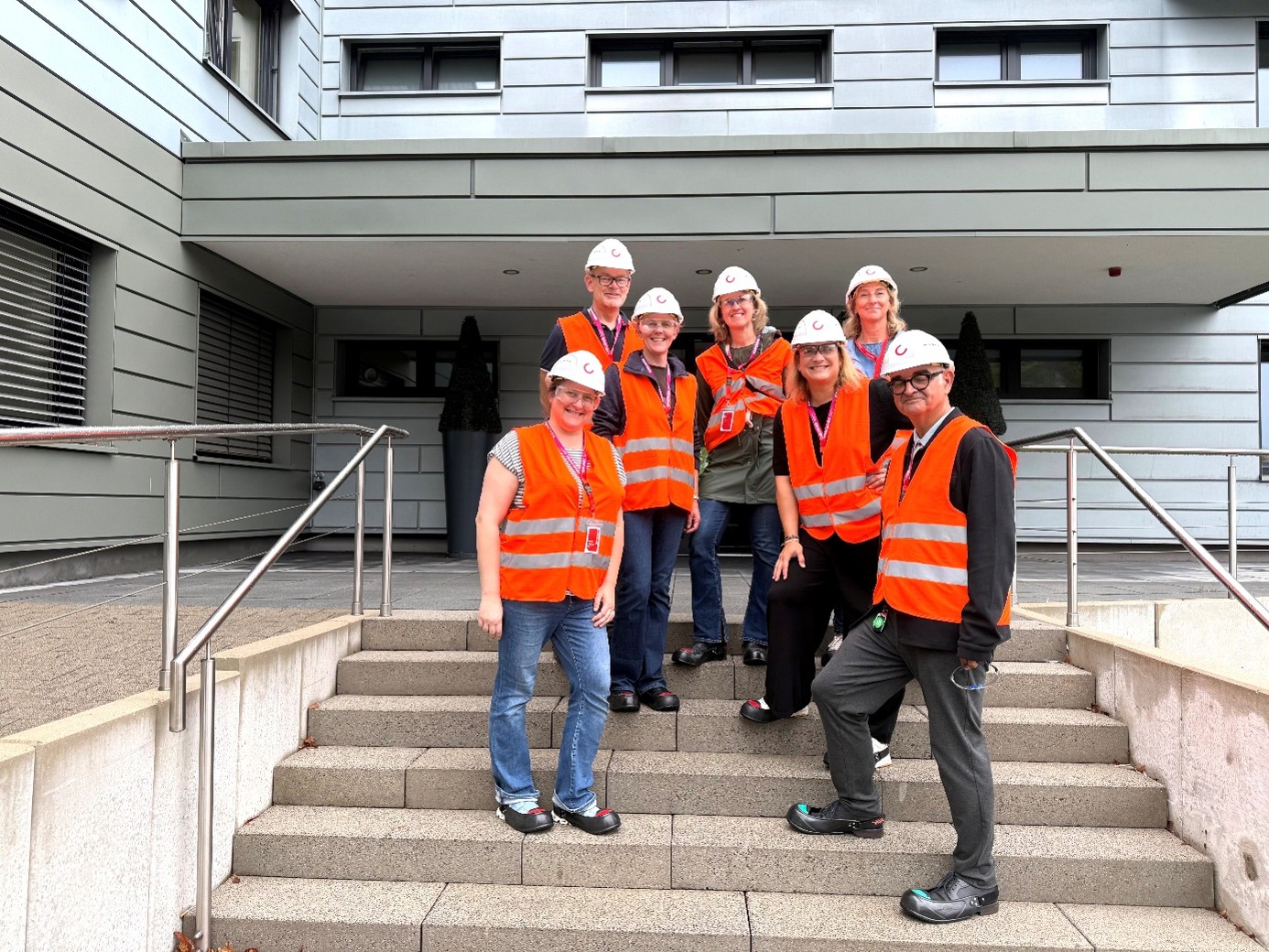 Unser Bild zeigt einen Teil der Gruppe während der Betriebserkundung. Aufgrund der Teilnehmerzahl musste die Gruppe geteilt werden. Foto: Britta Schweiger
